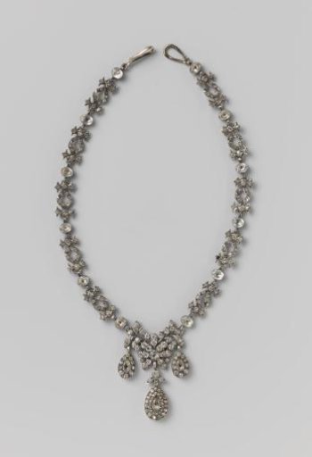 Necklace of silver with paste