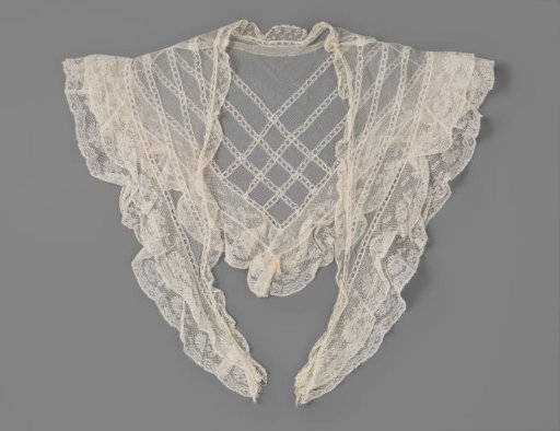 Collar of silk tulle and gathered strips of bobbin lace, triangular ending in long points