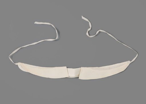 Collar of starched linen