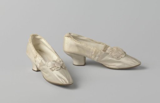 Lady's shoe of ivory-white satin with a bow of multiple loops and in the middle glass beads