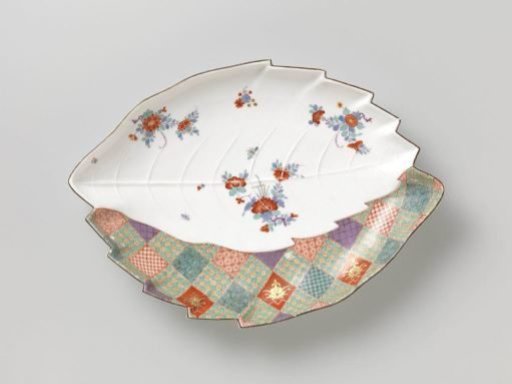 Plate, multicolored painted with a Kakiemon and an Imari decoration