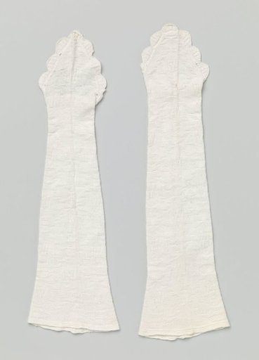 Mitten of white cotton knit with knitted pattern