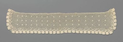 Collar of crocheted lace with four-paths and square godron scallops