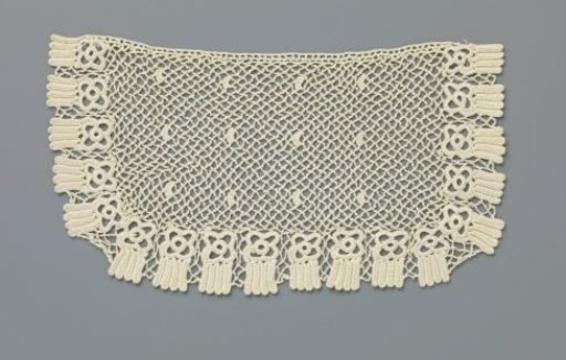 Cuff of crocheted lace with four-paths and square godron scallops