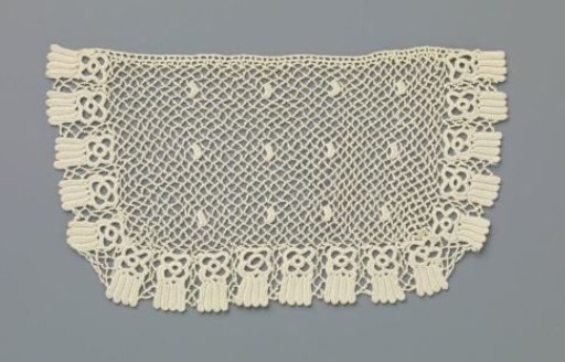 Cuff of crocheted lace with four-paths and square godron scallops