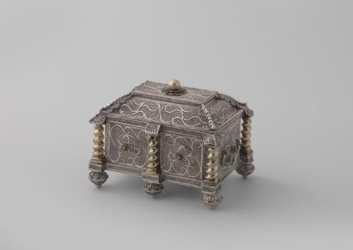 Silver Knot Box with Asymmetrical Figures in Filigree