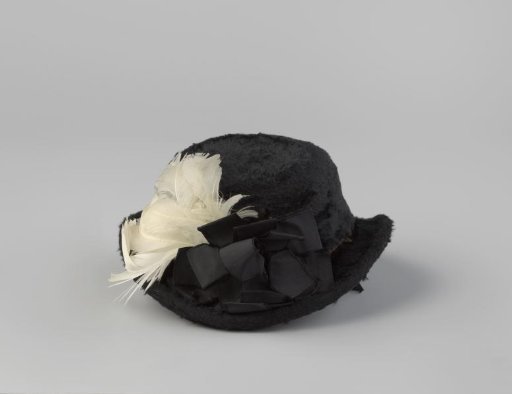 Hat, winter hat, of black felt with uneven brims, white feathers and a black bow in the shape of a flower