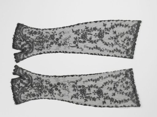 Mitten of black bobbin lace with C-scrolls and rose garlands