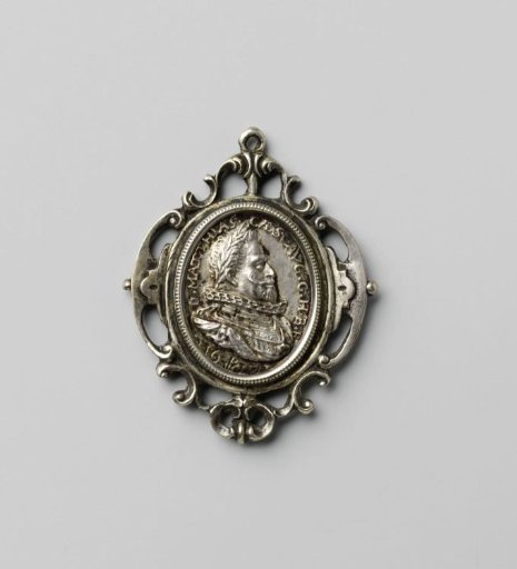 Pendant in the form of an oval medal with the portrait of Emperor Matthias