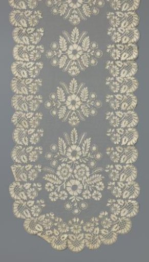Stola of bobbin lace with symmetrical floral motifs and scallop border