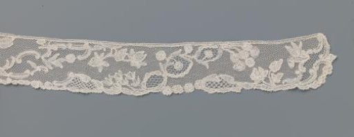 Strip of bobbin lace with obliquely placed bands of linked cartouches