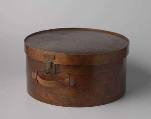 Round hatbox, brown, of lacquered wood with a copper lock and a leather handle