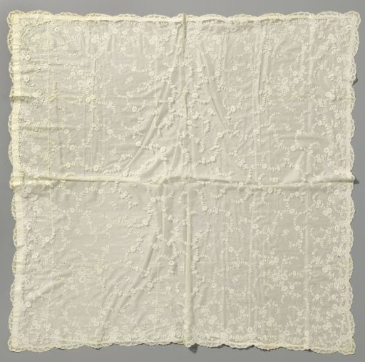Baptismal veil of appliqué lace with lining