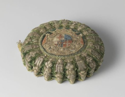 Chasuble of green velvet, embroidered in gold and silver thread and multicolored silk with an unidentified (family?) coat of arms