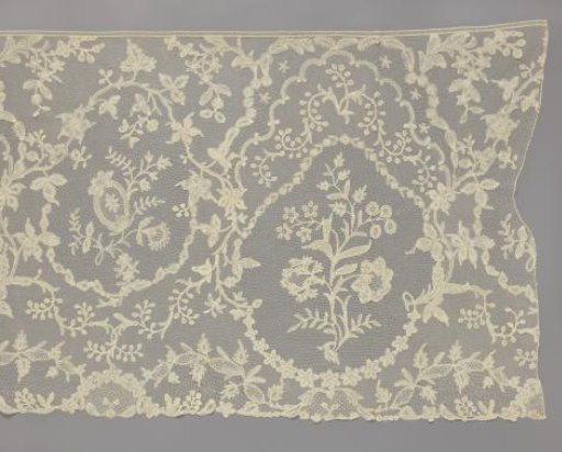 Border of Bobbin Lace with Two Alternating Oval Cartouches and Berry Branches