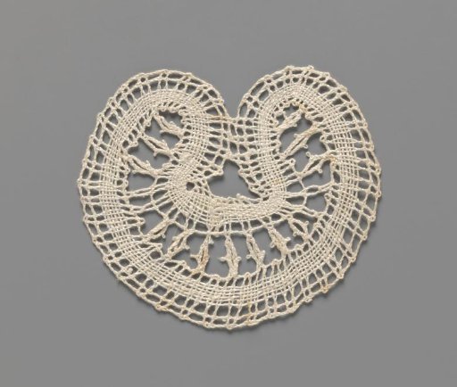 Motif of bobbin lace in the form of a kidney
