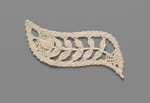 Motif of bobbin lace in a very shallow S-shape with short pointed ends