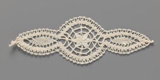 Motif of bobbin lace in the shape of a circle with a pointed oval on either side
