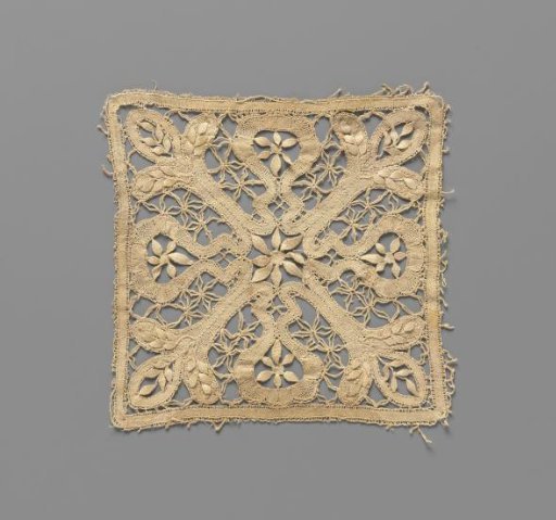Bobbin lace garment with a symmetrical pattern formed by a ribbon