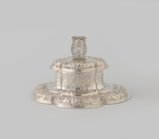 Silver cross-foot, four-lobed, with relief decorations against a punched ground. With a medal on which is engraved a coat of arms with insignia of Archbishop Johannes VII Lohelius