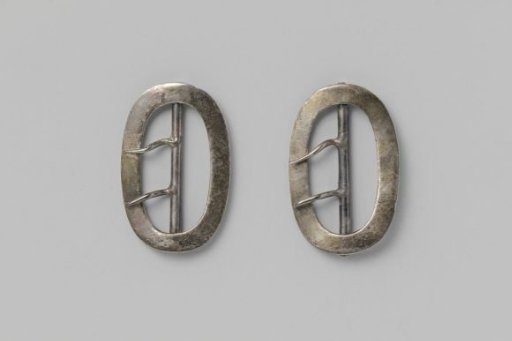 Silver buckle, oval, unadorned, with two hinged teeth