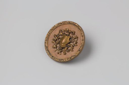 Button of copper and wood, resembling a sawn-out, applied copper trophy with a breastplate