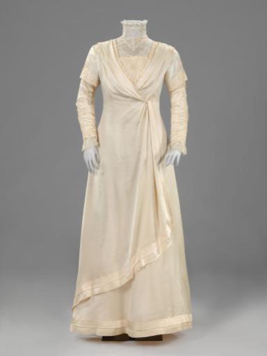 Petticoat or japon of cream-colored cotton satin, with an unfinished upper part