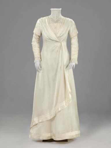 Wedding dress with embroidered and gathered, double sleeve