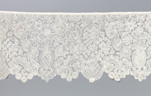 Strip of bobbin lace with rocailles and pineapples