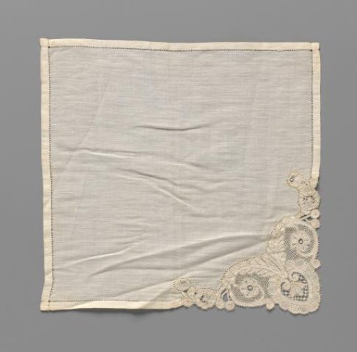 Handkerchief of batiste with an inserted corner piece of bobbin lace