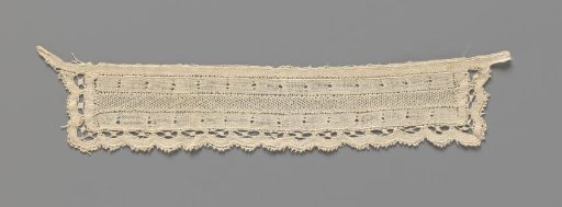 Cuff of bobbin lace with straight course and eyelet border