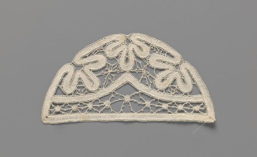 Insert of bobbin lace, semicircular design with three-lobed leaves formed by a ribbon