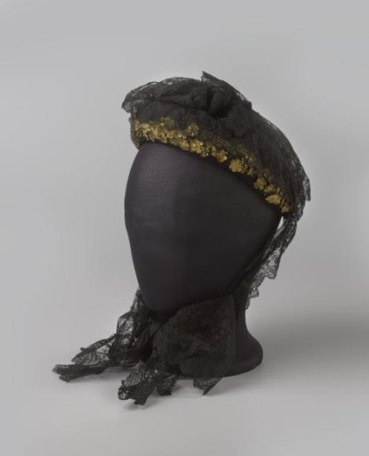 Cape of imitation Chantilly lace, decorated with yellow fabric flowers