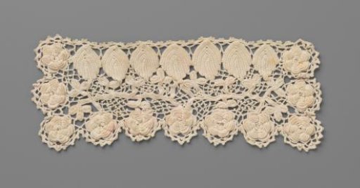 Cuff of Crocheted Lace with Relief Friezes as a Shell Border