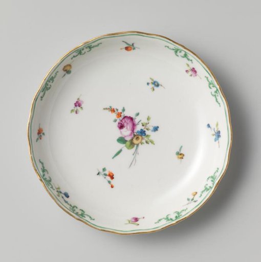 Plate with lobed rim, painted flat on the surface with a bouquet of flowers surrounded by straw flowers