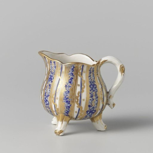 Milk jug with vertical borders