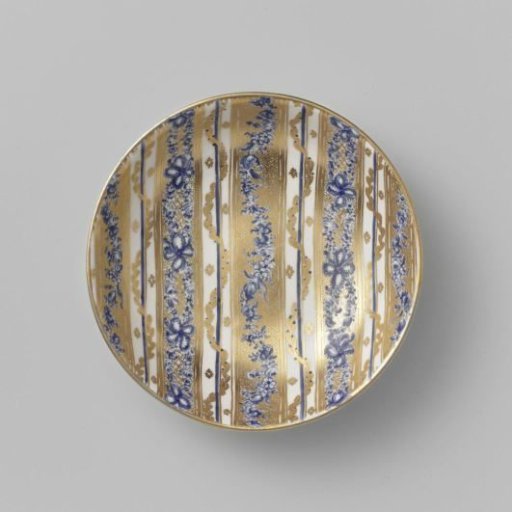 Saucer with vertical borders