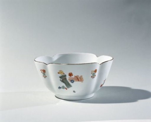 Bowl, polychrome painted with a Kakiemon decoration