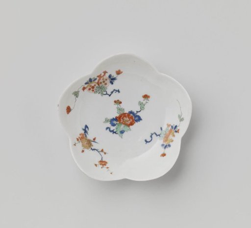 Saucer for a chocolate cup, polychrome decorated with a Kakiemon pattern