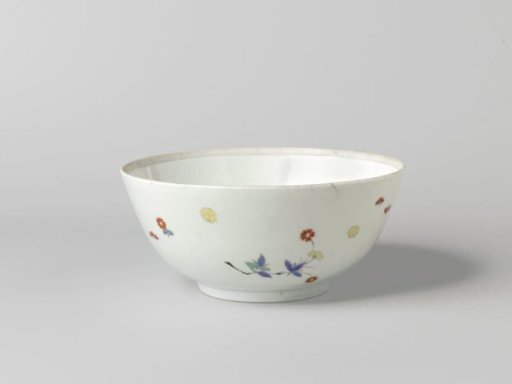 Tureen, polychrome painted with a Kakiemon decoration