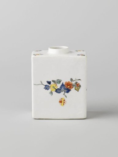 Tea caddy, polychrome decorated with a Kakiemon pattern
