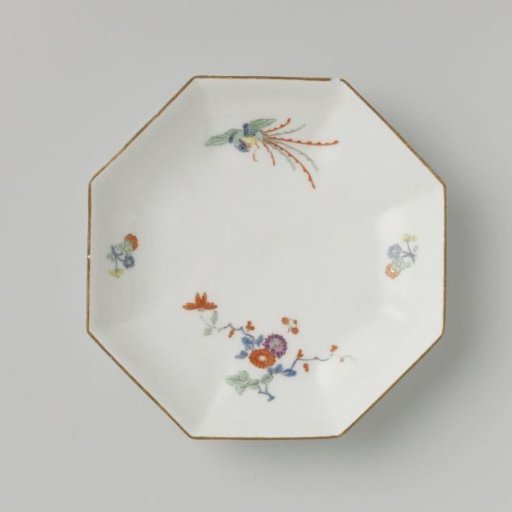 Dish, polychrome painted with a Kakiemon decoration