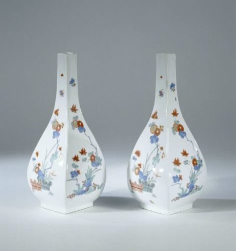 Bottle, polychrome painted with a Kakiemon decoration