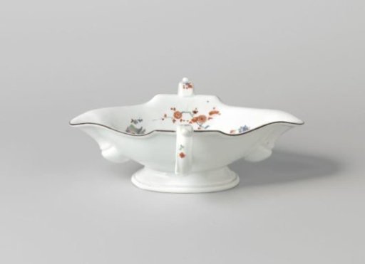 Sauceboat, multicolored painted with a Kakiemon decoration
