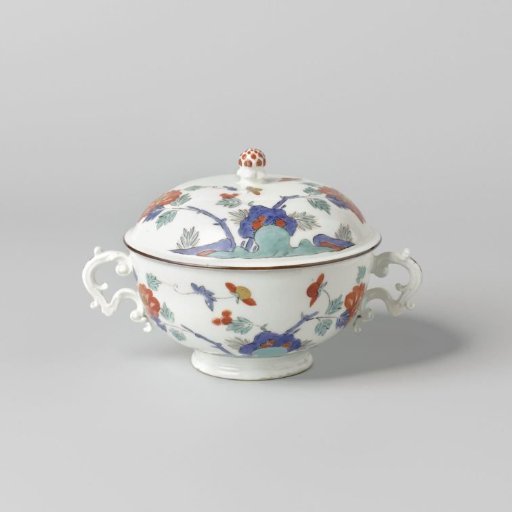 Lid, Multicolored Painted with a Kakiemon Decoration