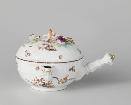 Tureen with lid and handle, polychrome painted with a Kakiemon decoration