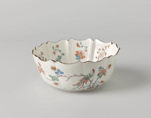 Bowl of polychrome painted porcelain.