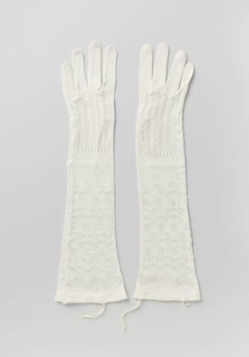 Glove of white knitted cotton with openwork weave