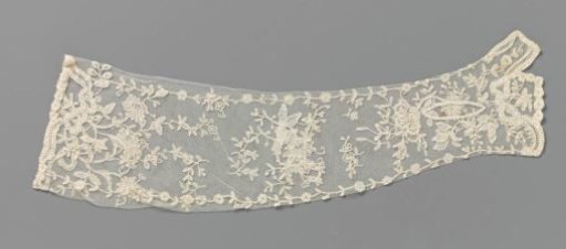 Mitten of appliqué lace with roses and daisies and bows