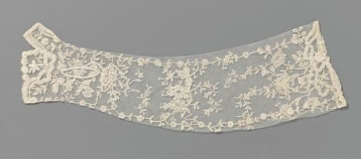 Mitten of appliqué lace with roses and daisies and bows